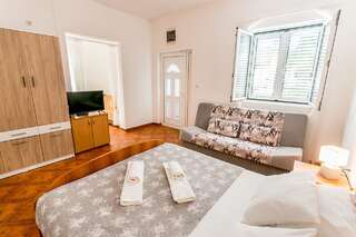 Апартаменты Apartments Batricevic Херцег-Нови Апартаменты с 1 спальней и диваном-кроватью (для 3 гостей)-12